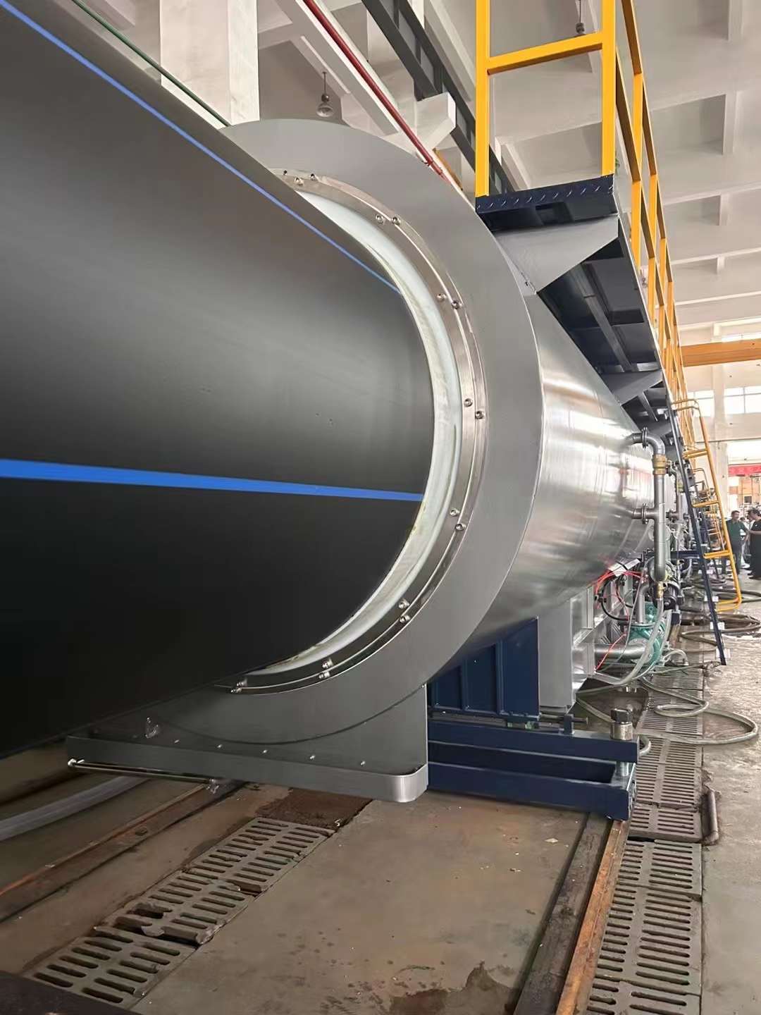 Нова производствена линия за екструдиране PE1600(SDR13.6) е успешно завършена и чака доставка!