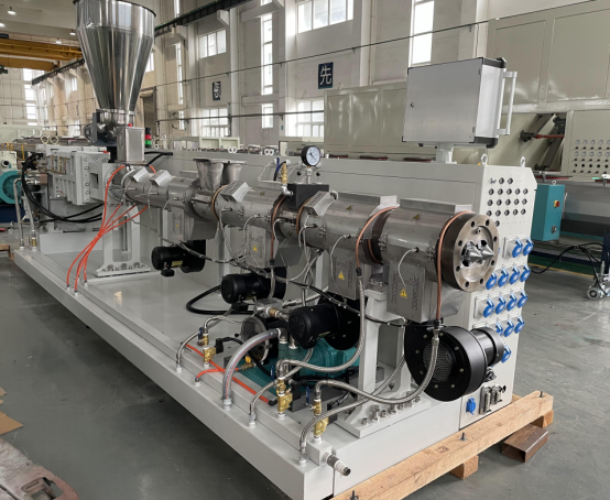 Неща, които изграждат линията за екструдиране на пластмасови тръби