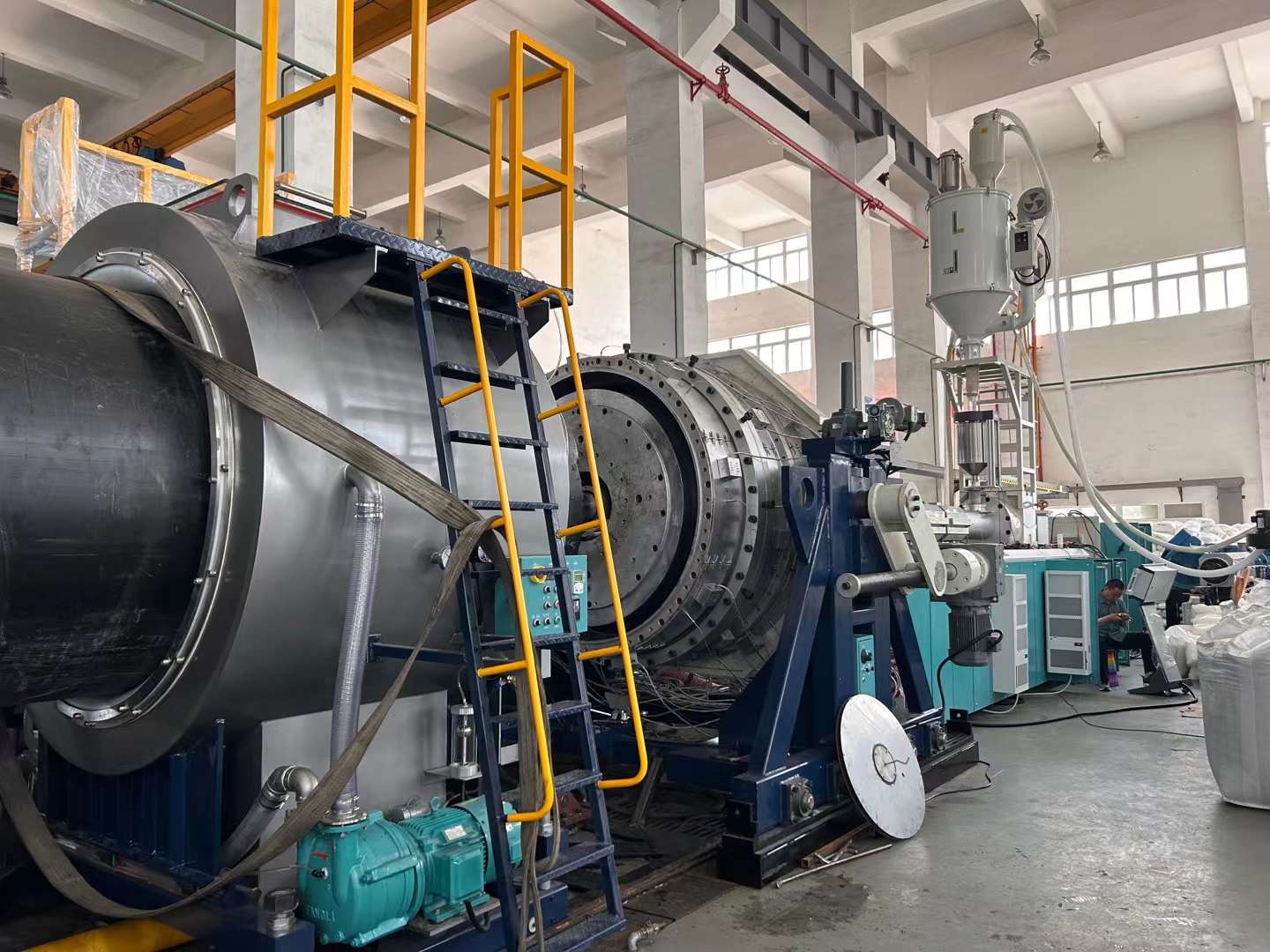 Тръби с голяма дебелина и голям диаметър: как да избегнем провисване при екструдиране на тръби